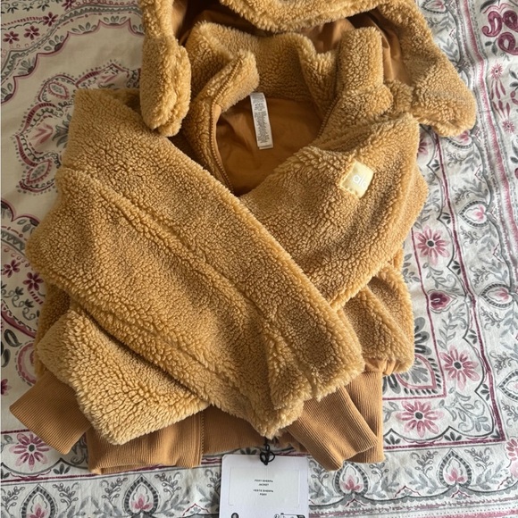 Alo yoga sherpa color camel new with tags - Picture 3 of 5